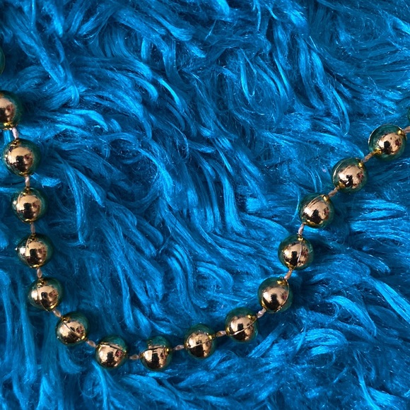 Golden plastic spherical beads necklace (slightly longer) - Picture 3 of 6